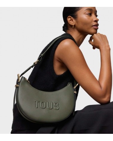 Modelo con el bolso TOUS Brenda para mujer verde, complemento elegante y funcional